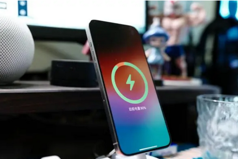 徐闻苹果15换屏服务分享用什么充电器给iPhone15充电更好 